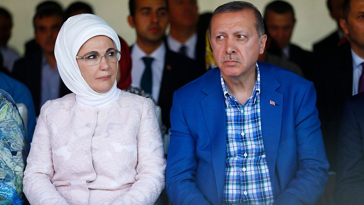 Erdogan und seine Frau Emine. Der Präsident hat mehrfach angekündigt, die Gülen-Bewegung final zu bekämpfen.