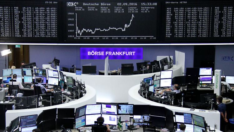 Einen deutlichen Sprung macht der Dax am Nachmittag nach Bekanntwerden der US-Daten zum Arbeitsmarkt.
