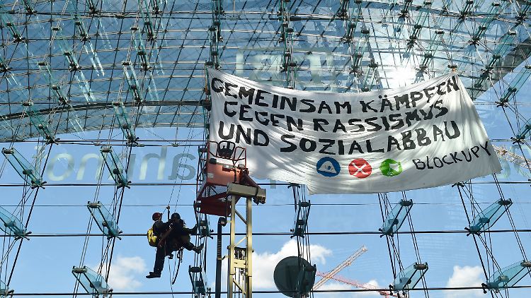 Zwei Aktivisten versuchten ein Transparent am Berliner Hauptbahnhof anzubringen und wurden dafür festgenommen. 