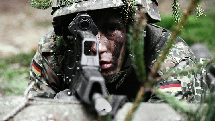 Die Bundeswehr - in nicht absehbarer Zukunft auch mit EU-Flagge auf dem Arm?