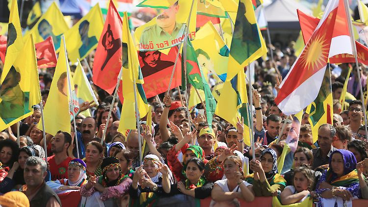 Die kurdischen Veranstalter rechneten mit bis zu 30.000 Teilnehmern an der Demo in Köln.