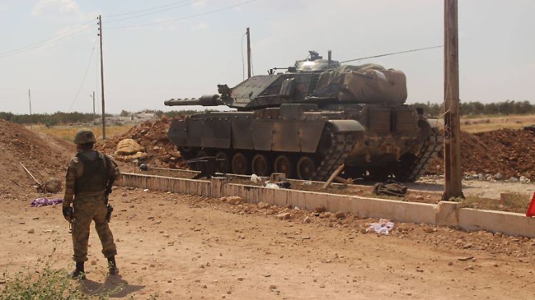 Syrische Rebellengruppen eroberten mit Unterstützung der Türkei den Grenzpunkt A-Rai vom IS - nun überqueren türkische Panzer dort erneut die Grenze.