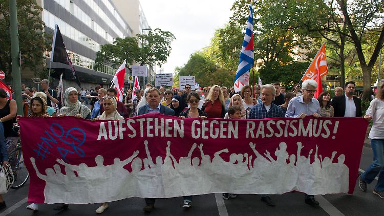 Die Demo zog bis zur Zentrale der AfD.