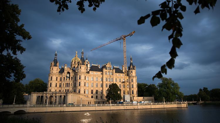 Die Menschen in Mecklenburg-Vorpommern wählen heute den neuen Landtag, der seinen Sitz im Schweriner Schloss hat.