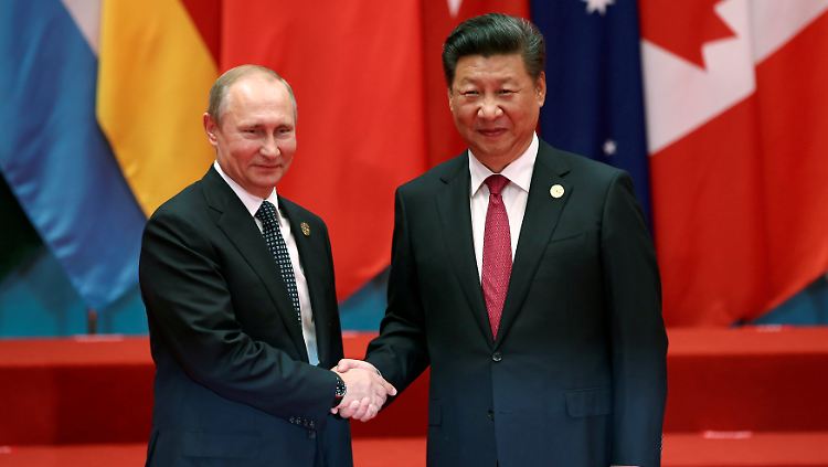 Kaltes Gastgeschenk: Russland Präsident Putin (links) bringt Chinas Staatschef Xi eine Eis-Spezialität mit.