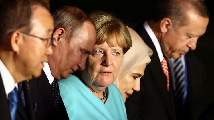 Merkel auf dem G20-Gipfel mit UN-Generalsekretär Ban (l.), den Präsidenten Putin (2.v.l.) und Erdogan sowie dessen Frau.