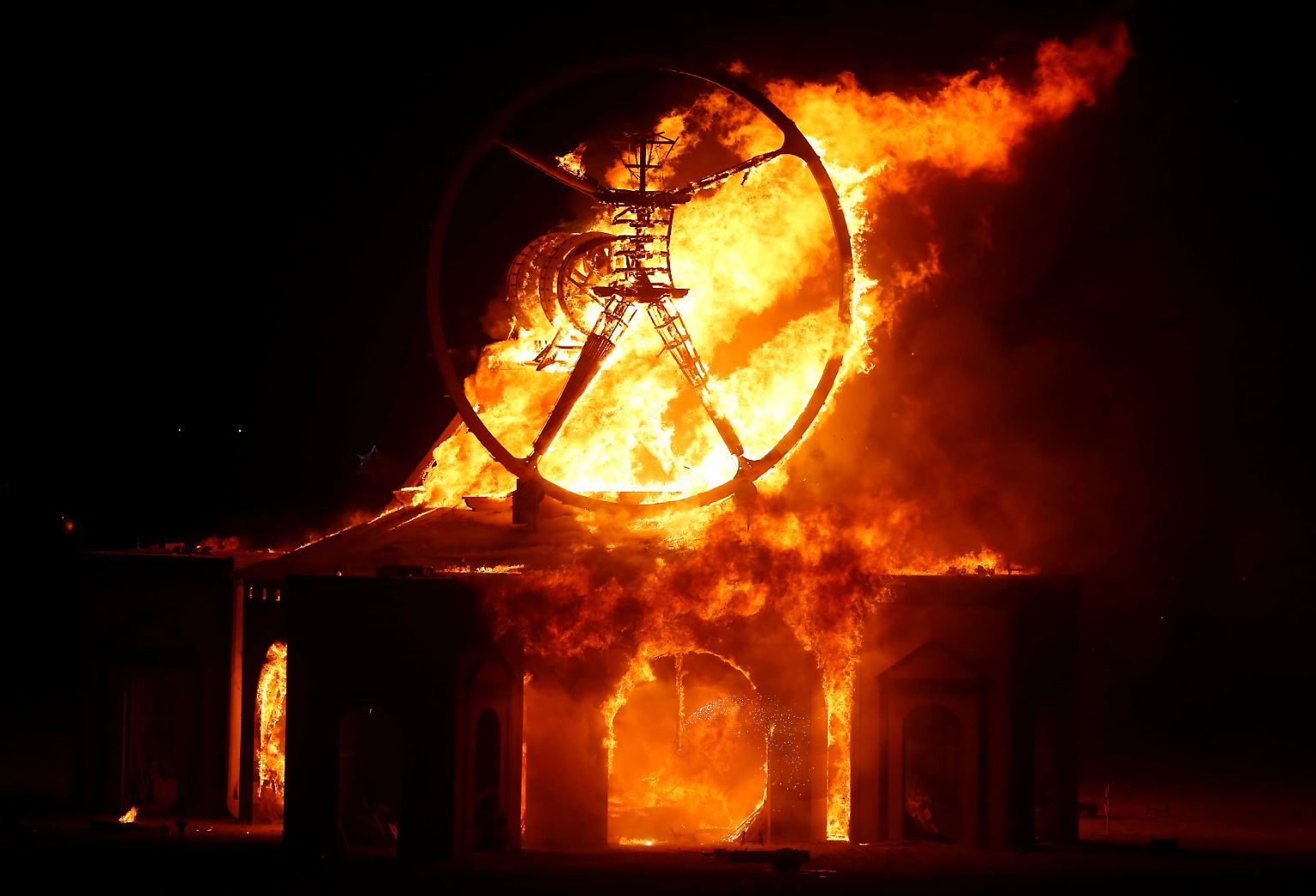 "The man burns" - Der Mann brennt.
