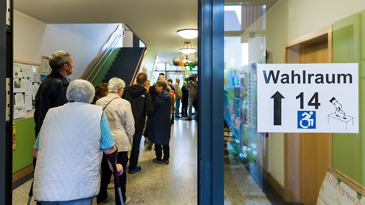 Vereinzelt gab es Schlangen, die Wahlbeteiligung ist trotz des Anstiegs dennoch recht niedrig.