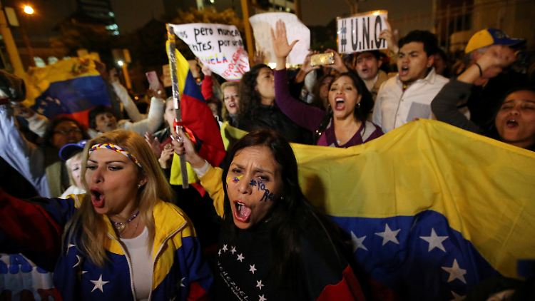 Venezuelas Opposition fordert Präsident Maduro seit Tagen zum Rücktritt auf.