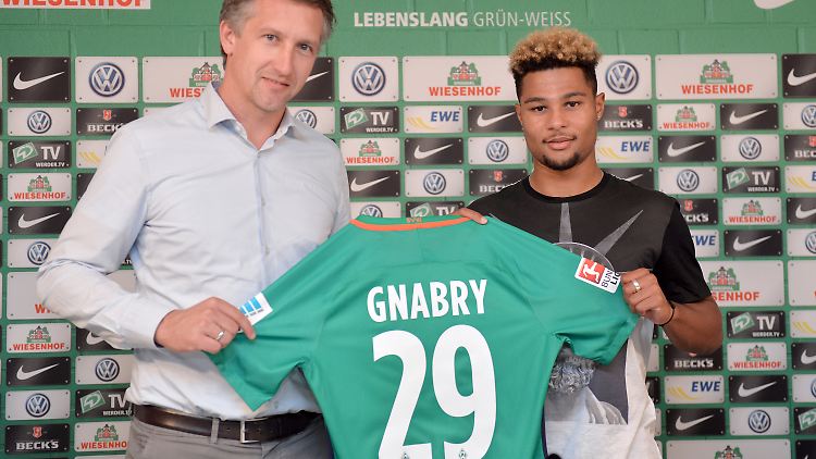 Frank Baumann (l.) hat den Überraschungs-Coup mit Gnabry "clever und kreativ" eingefädelt.