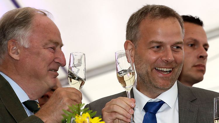 AfD-Spitzenkandidat Holm (r.) stößt mit Bundesvize Alexander Gauland auf den Wahlerfolg an.