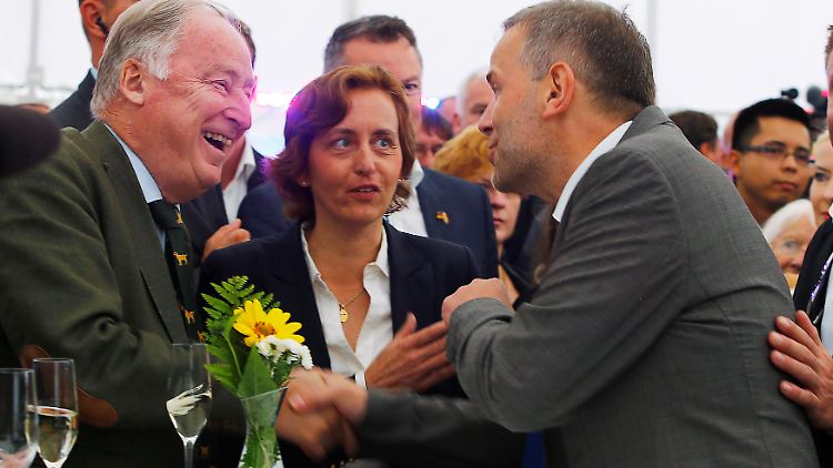 Jubeln über den Wahlerfolg: die Vorstandsmitglieder Gauland und von Storch mit Spitzenkandidat Holm.