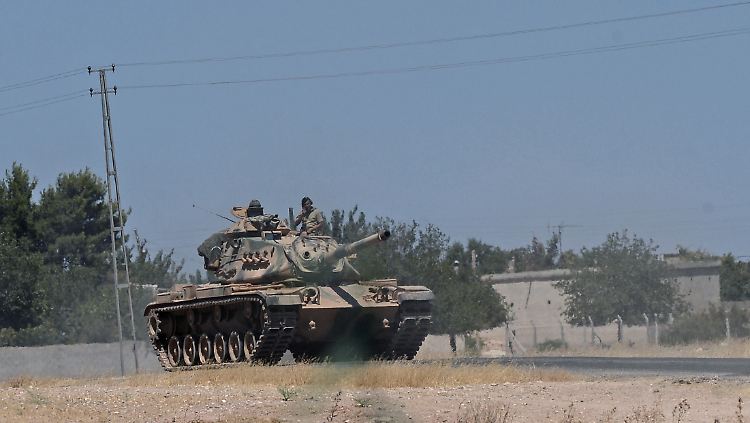 Seit Beginn der Operation "Schutzschild Euphrat" überqueren türkische Panzer immer wieder die Grenze zu Syrien.