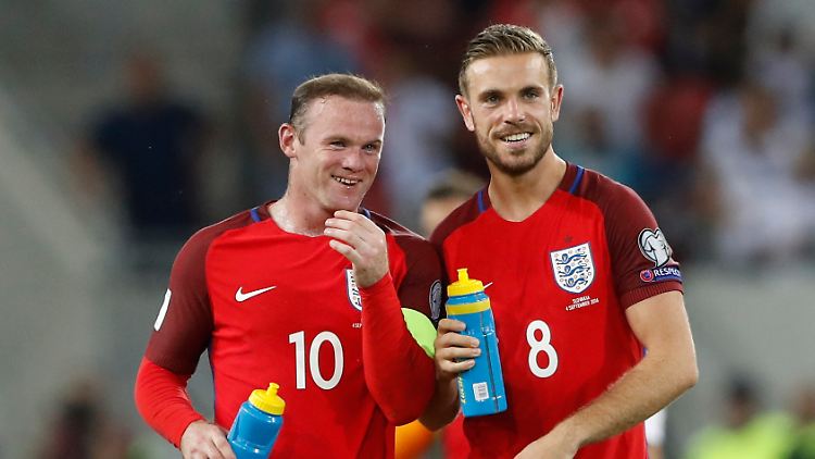 Rooney und Henderson feiern den englischen Last-Minute-Sieg.
