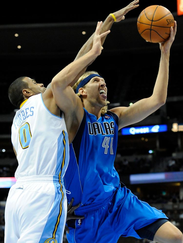 Zwei Punkte für Dallas: Dirk Nowitzki setzt sich gegen Denvers Gary Forbes durch.