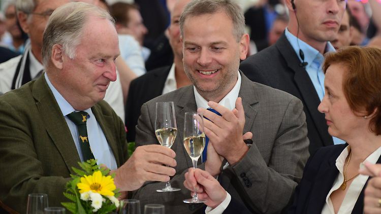 AfD-Spitzenkandidat Leif-Erik Holm (Mitte) und die beiden stellvertretenden Bundesvorsitzenden Alexander Gauland (l) und Beatrix von Storch stoßen an. 
