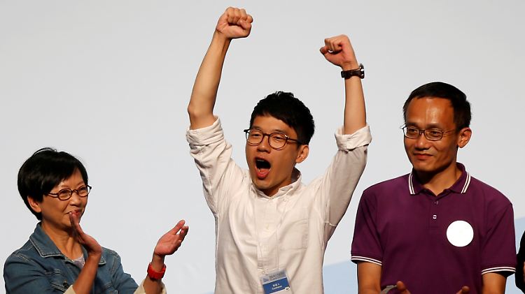 Die Peking-kritische Bewegung wird von einem 23-jährigen Studenten angeführt: Nathan Law (M.).