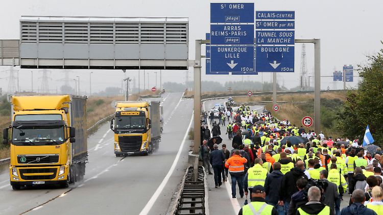 Unter dem Motto "Mon porte est beau. Ma ville est belle." beteiligten sich vor allem Einzelhändler und Hafenarbeiter an dem Protest gegen das wilde Flüchtlingslager.