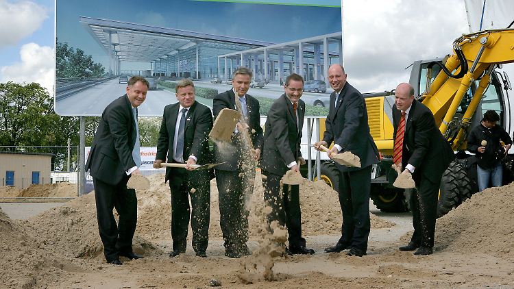 5. September 2006: Sechs Männer in Feierlaune. Doch der Kater lässt nicht lange auf sich warten.