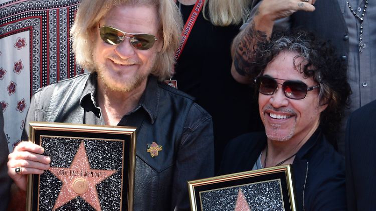 Daryl Hall (l) und John Oates -  stolz und glücklich mit ihren Sternen. 