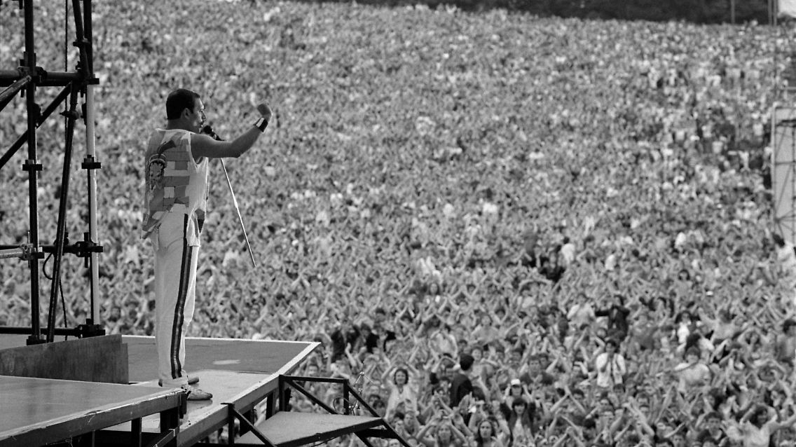 So haben ihn viele in Erinnerung: Freddie Mercury singt vor Zehntausenden Zuschauern - so wie auf der legendären Magic-Tour 1986 in Dublin.