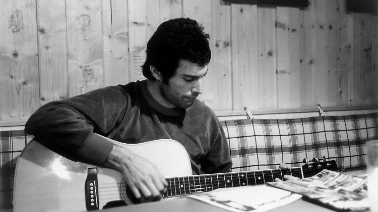 Freddie Mercury 1980 mit einer Gitarre in den Münchener Musicland-Studios.
