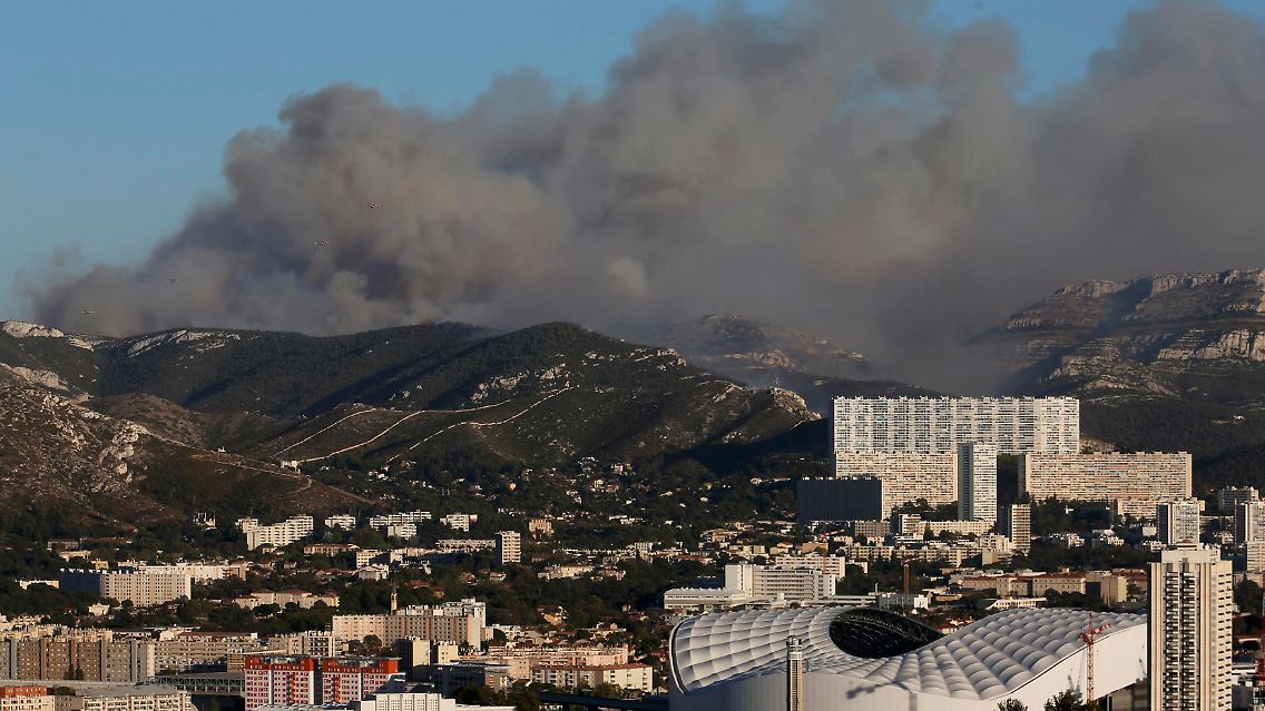 Von Marseille aus sehen die Rauchwolken recht bedrohlich aus.