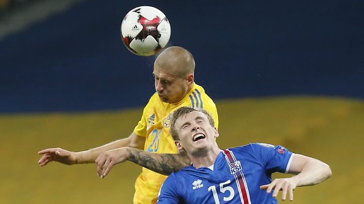 Jon Dadi Bodvarsson kämpft mit Yaroslav Rakitskyi um den Ball.