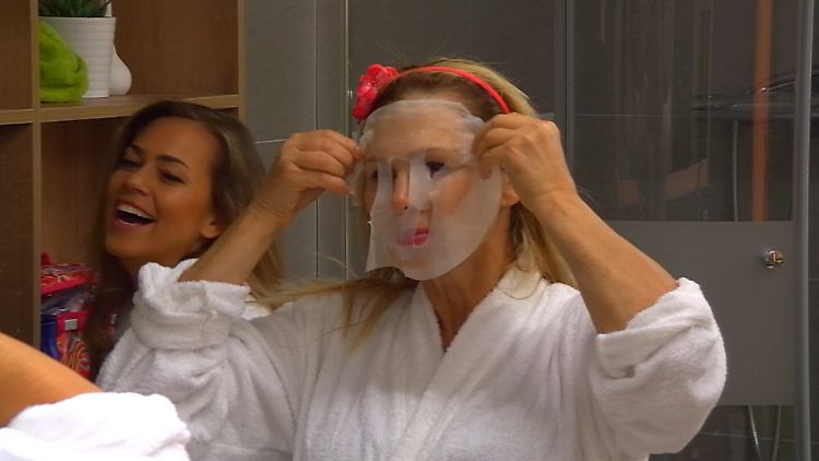 MILF Dolly: Mom I'd Like to Fuck - aber mit einer Gesichtsmaske.