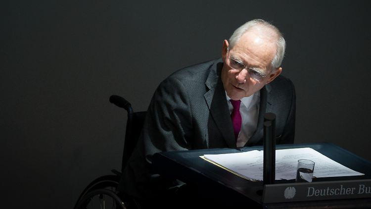 Bundesfinanzminister Schäuble profitiert bei seinen Haushaltsplanungen kräftig von der Zinspolitik der EZB.