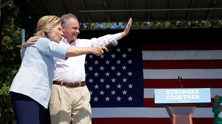 Hillary Clinton und ihr potienzieller Vize, Tim Kaine, wollen lieber in den USA Wahlkampf machen, statt auf Reisen zu gehen.
