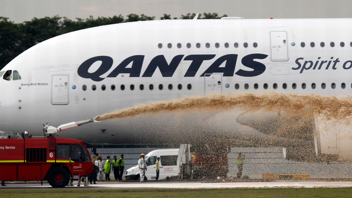 2010-11-04T091657Z_01_SIN119_RTRMDNP_3_QANTAS-PLANE.JPG8612835752631044591.jpg