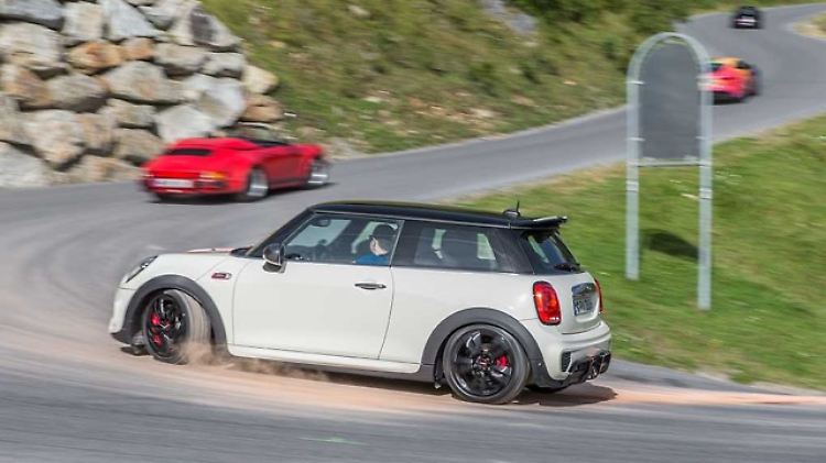 Einen Porsche für die Alpenpässe braucht es nicht. Mit einem Mini John Cooper Works hat man auch seinen Spaß.