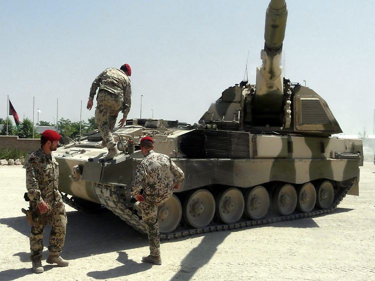 Eine Panzerhaubitze 2000 der Bundeswehr. Das 155-mm-Geschütz reicht mindestens 30 Kilometer weit.