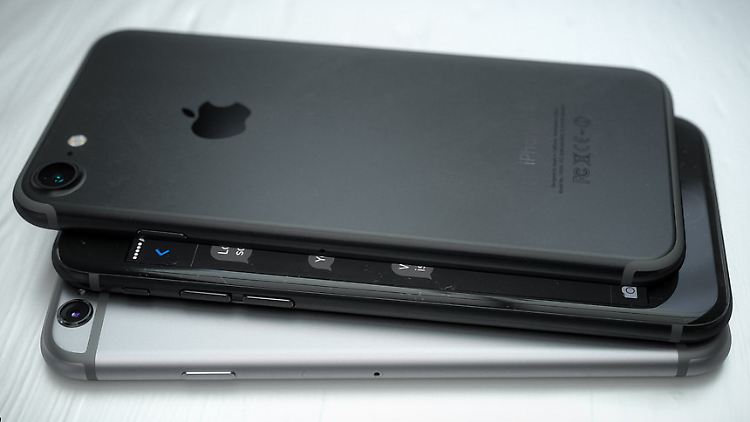 So stellt sich Designer Martin Hajek das neue iPhone 7 in Schwarz vor. 