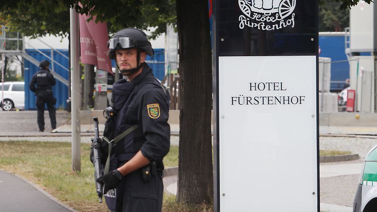 Polizeipräsenz vor dem Hotel Fürstenhof.