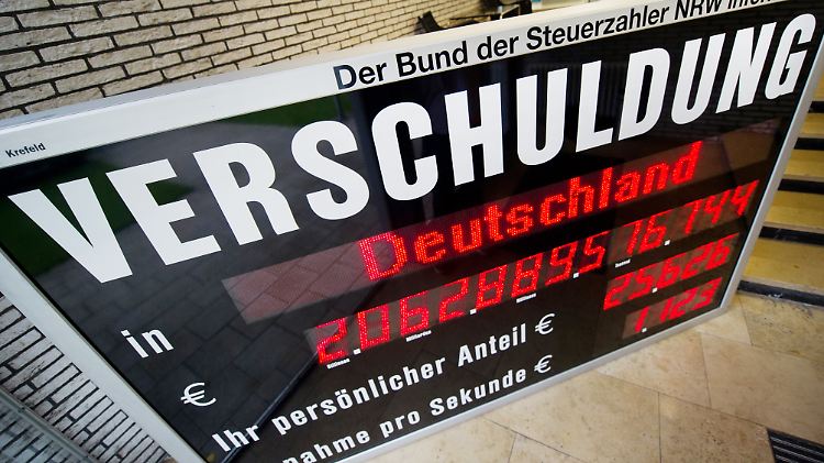 Ende 2015 betrug der deutsche Schuldenberg nach Angaben des Statistischen Bundesamtes etwa 2022 Milliarden Euro.