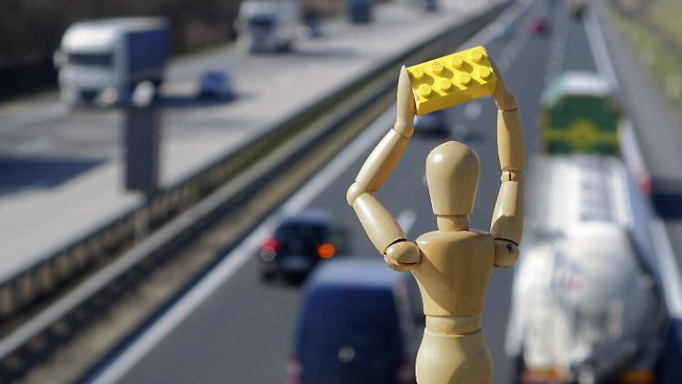 Erst vor wenigen Wochen hatten Unbekannte einen 30-Kilo-Stein von einer Brücke auf das Auto einer deutschen Familie geschleudert.