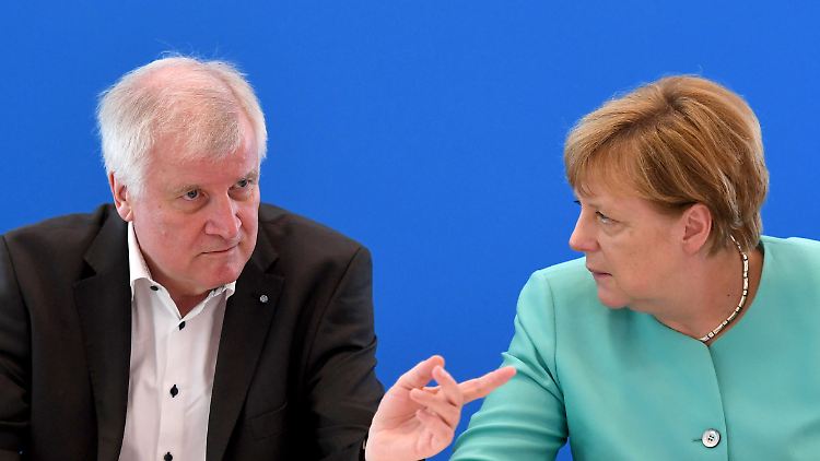 Horst Seehofer und Angela Merkel haben in der Flüchtlingspolitik gegensätzliche Meinungen.