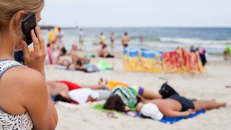 Wer länger als 90 Tage im europäischen Ausland bleibt, soll wieder Roaming-Gebühren zahlen, findet die EU-Kommission.