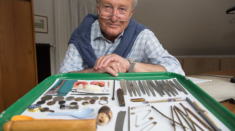 Im Laufe der Jahre hat der ehemalige Internist Siegfried Miederer eine ganze Menge Gegenstände aus Mägen geholt.