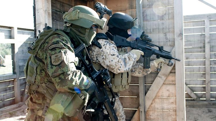 Ein litauischer und ein estnischer Soldat trainieren mit dem G36.