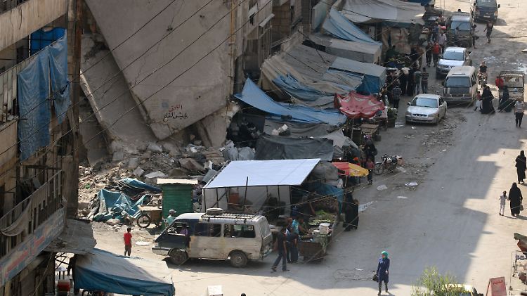 Vor allem in Aleppo habe die Gewalt gegen Zivilisten etwa durch Luftangriffe des Regimes ein "beispielloses Niveau" erreicht, heißt es in dem UN-Bericht. 