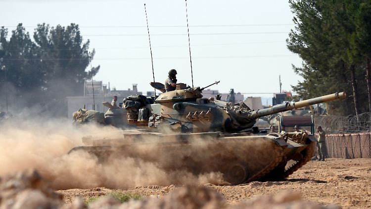 Ein türkischer Panzer auf dem Weg zur syrischen Grenze, von der der IS bereits vertrieben wurde. 