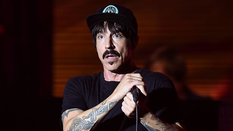 RHCP-Frontmann Anthony Kiedis ist auf der Bühne voll in seinem Element.