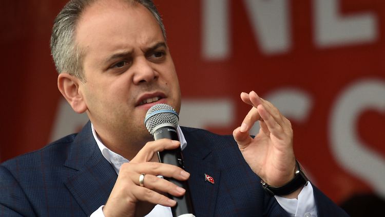 Der türkische Minister für Jugend und Sport, Akif Cagatay Kilic, wollte offenbar keine heiklen Fragen zu Frauen und Verhütung beantworten.  