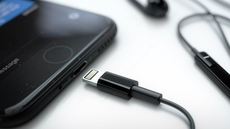 Auf Martin Hajeks Rendering hat das iPhone 7 passende Kopfhörer mit Lightning-Stecker.   
