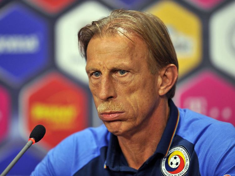 "Shit happens" konstatierte Rumäniens neuer Trainer Christoph Daum nach dem erste WM-Qualifikationsspiel.