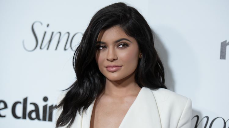 Dunkelbraune Wallemähne - so kennt man Kylie Jenner, doch so sieht sie nicht mehr aus.