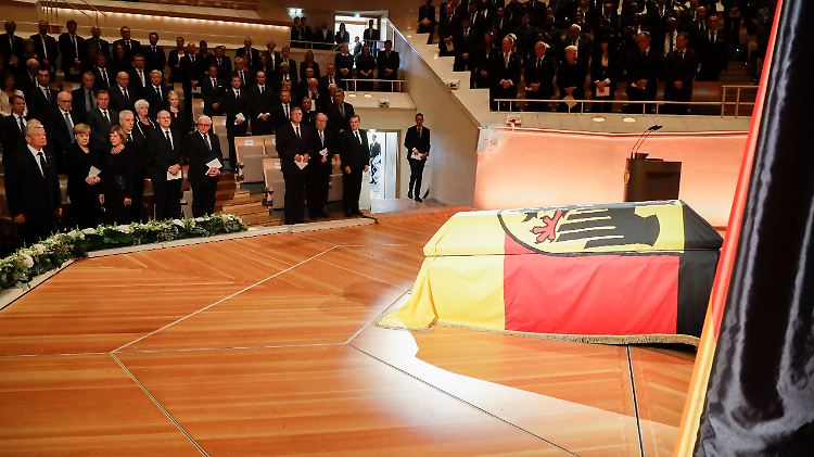 Scheels Sarg ist in der Berliner Philharmonie aufgebahrt.